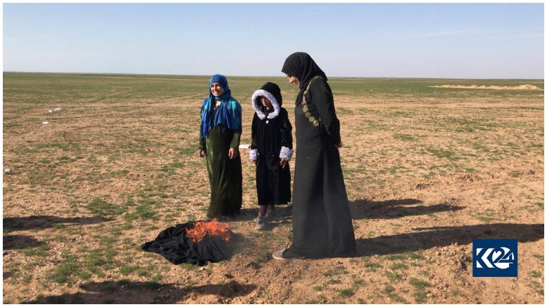 Jinên Kurd ên Êzidî cilên reş yên DAIŞê dişewitînin