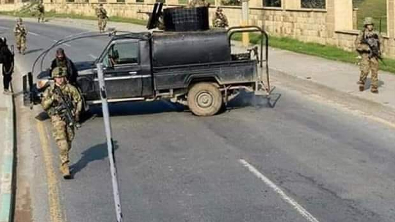 جنود امريكيون ومقاتلون من الحشد الشعبي (صورة تداولها ناشطون على فيسبوك)