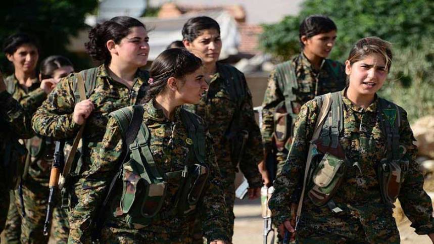 زنان کرد مسلح عضو یگان‌های مدافع زنان (ی‌پ‌ژ) در روژآوا (کردستان سوریە)