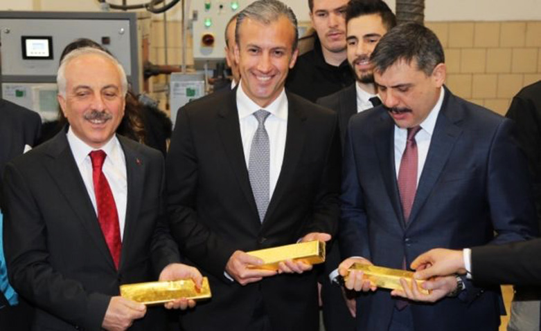 Tareck El Aissami (C) poses for photos while visiting the Ahlatci gold refinery in Corum, Turkey, Jan. 16, 2019. (Photo: Getty Images) 