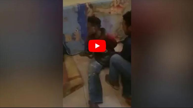 ڤيديۆ.. پۆليسێكى ئه‌ندۆنيزيا به‌ به‌كارهێنانى مار دانپێدانانى تۆمه‌تباران وه‌رده‌گرێت
