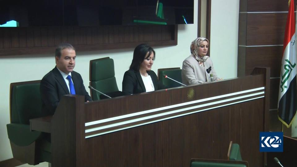 والا فرید (وسط) رئیس جدید پارلمان کردستان، هیمن هورامی (چپ) معاون اول رئیس پارلمان و منی قهوه‌چی (راست) معاون دوم رئیس پارلمان (عکس: K24)