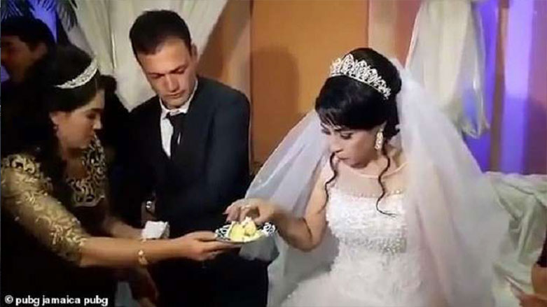 به‌ ڤیدیۆ.. زاوا له‌ ئاهه‌نگی هاوسه‌رگیریه‌كه‌یدا له‌ پێش چاوی ئاماده‌بووان له‌ بووك ده‌دات