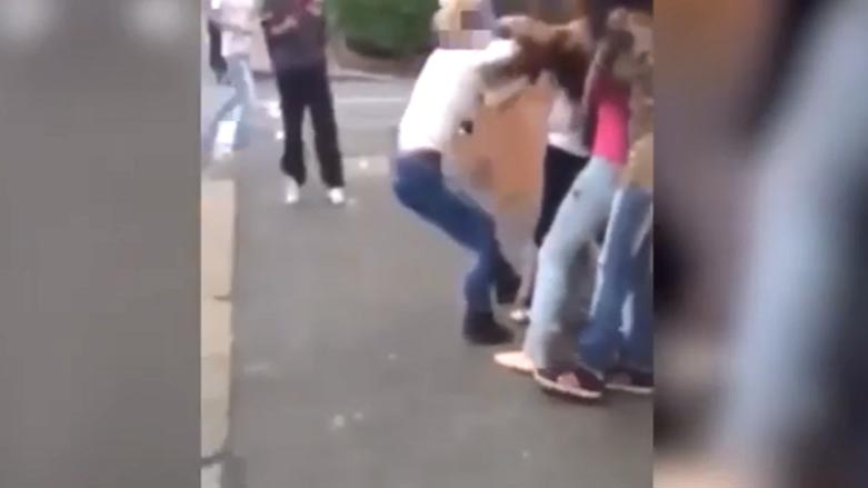 به‌ ڤيديۆ.. شه‌ڕى سێ كچى به‌ريتانى له‌سه‌ر كوڕێك ببينه‌