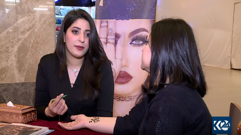 خانمێكی بەغدایی دەست و پەنجەی ئافرەتانی سلێمانی بە خەنە دەنەخشێنێ