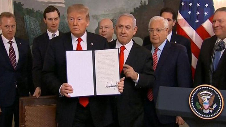 تره‌مپ ره‌شنووسی ددانپێدانان به‌ سه‌روه‌ریی ئیسرائیل له‌سه‌ر به‌رزاییه‌كانی جۆلان واژۆ كرد