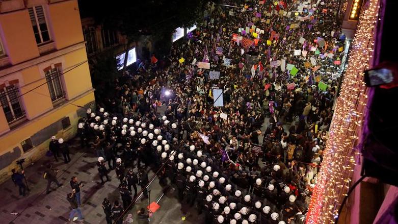 Turkish armed riot police prevent thousands from walking to mark the Women's Day in Istanbul, March 8, 2019. (Photo: Reuters)