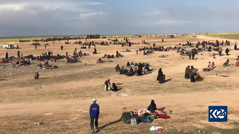 Bi wêne.. 3 hezar çekdar û malbatên DAIŞê ji Baxozê derdikevin 