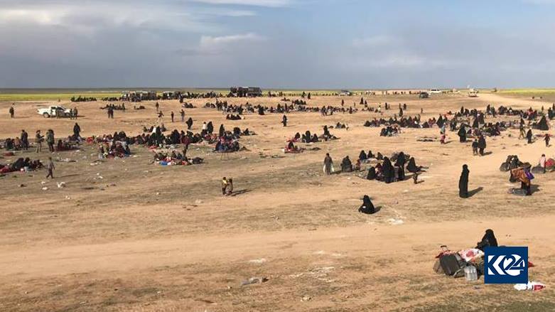 Bi wêne.. 3 hezar çekdar û malbatên DAIŞê ji Baxozê derdikevin 