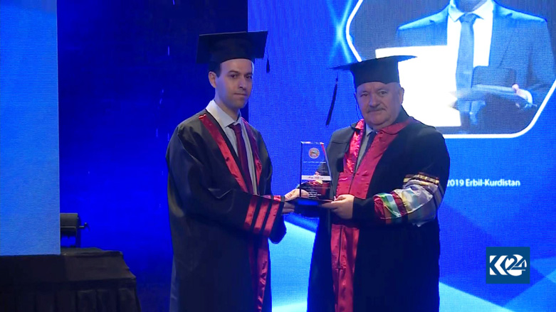 دکتر احمد دزه‌ای، رئیس دانشگاه صلاح‌الدین روز چهارشنبه 7 فروردین 98، دکترای افتخاری را به کوچر بیرکار اهدا کرد (عکس: K24)