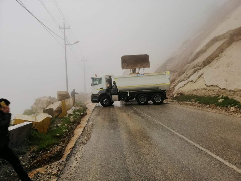 بالصور..انهيارات صخرية بين اربيل والسليمانية