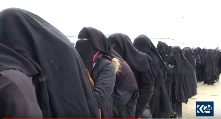Jinên çekdarên Da'şê li kampan arîşeyan durist dikin