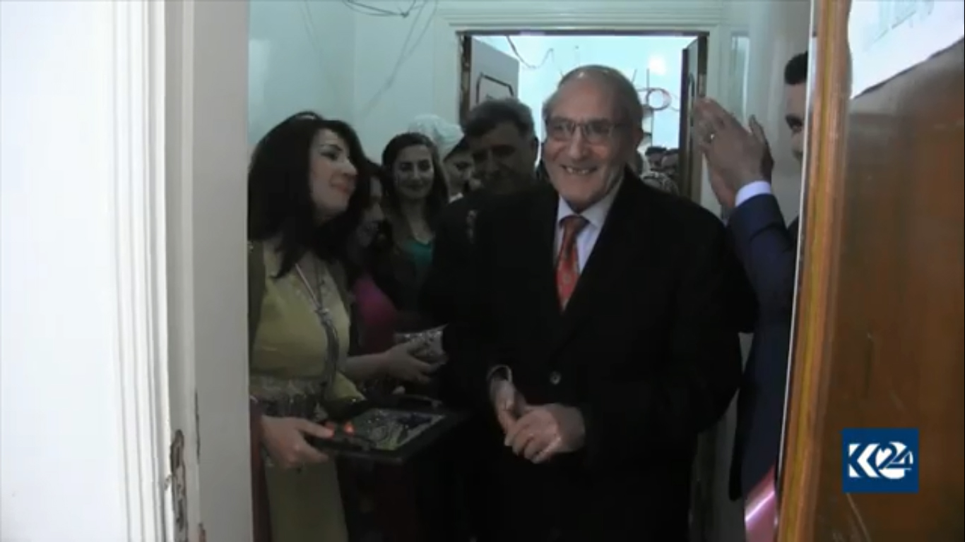 في كوباني.. نساء ينبذن العنف بالريشة (بالصور)