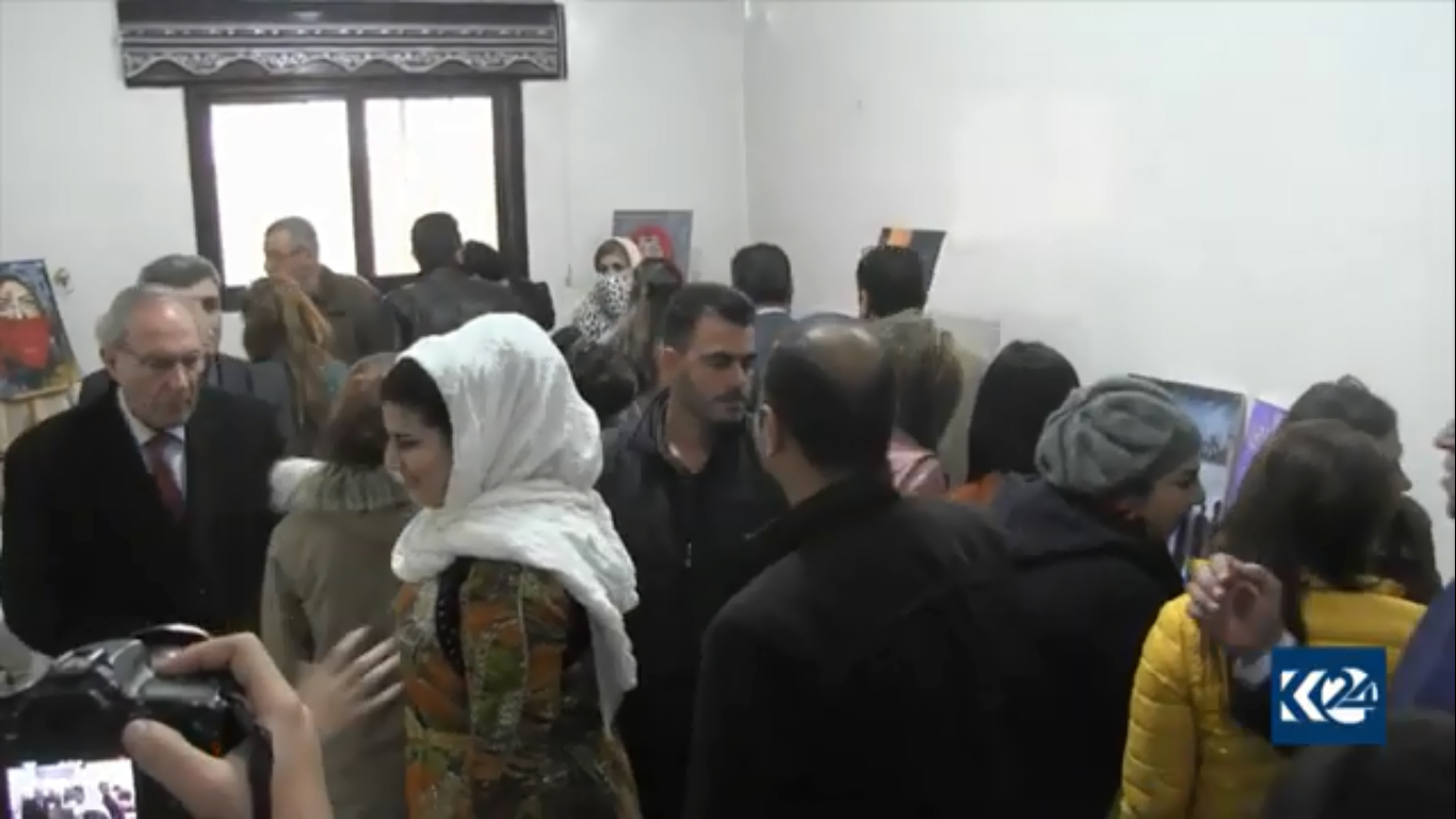 في كوباني.. نساء ينبذن العنف بالريشة (بالصور)