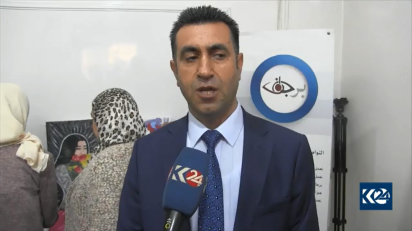 في كوباني.. نساء ينبذن العنف بالريشة (بالصور)