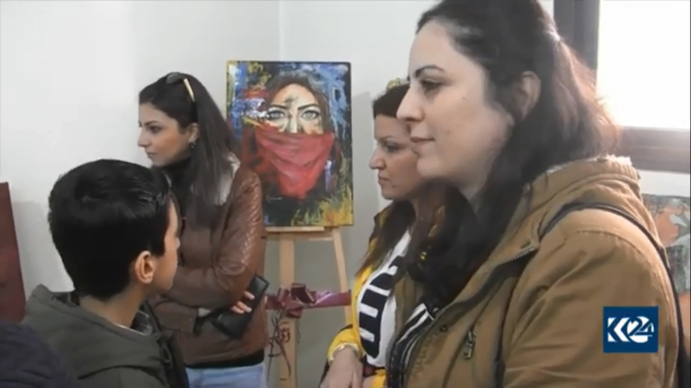 في كوباني.. نساء ينبذن العنف بالريشة (بالصور)