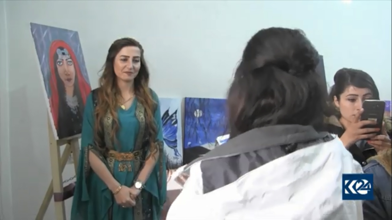 في كوباني.. نساء ينبذن العنف بالريشة (بالصور)