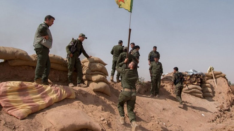  Tirkiyê baregehên YPGê li Tel Rifatê topbaran kir