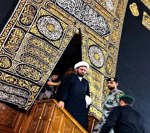 سامی مه‌سعوودی له‌كاتی هاتنه‌ ده‌ره‌وه‌ له‌ كه‌عبه‌ی پیرۆز