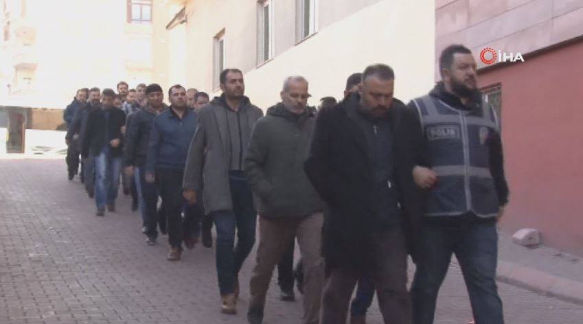 Tirkiyê: Ji 15ê Tîrmehê û heya niha, 240,000 hatine binçav kirin û ji wane jî 85,000 hatine girtin.