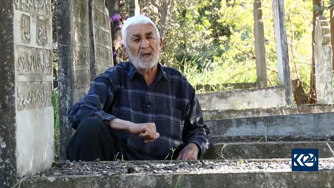 مام ئەحمەد 25 ساڵه‌ وه‌كو خۆبه‌خش خزمه‌تی گۆڕستانی شه‌هیدانی قه‌ڵادزێ ده‌كات