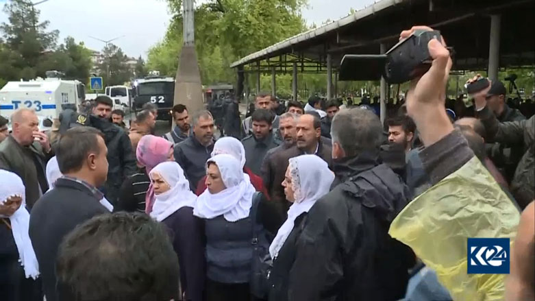 Hêzên ewlehiyê rê nadin dayikên girtiyan daxuyaniyê bidin  