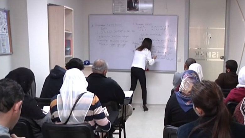 Kurd daxwaza fermîkirina zimanê Kurdî ji Îmamoglu dikin