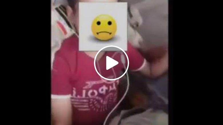 به‌ ڤیدیۆ.. له‌ مووسڵ سه‌ربازانی سوپای عێراق گێچه‌ڵ به‌ منداڵێك و ده‌ستدرێژی سێكسی ده‌كه‌نه‌ سه‌ر دایكی