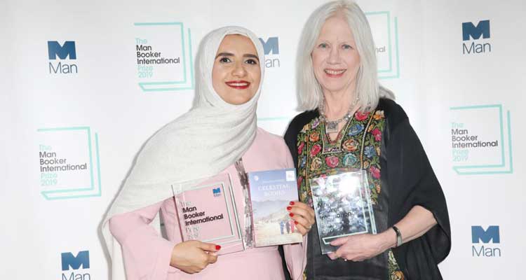 جوخه الحارثی در کنار مریلین بوث، مترجم رمانش