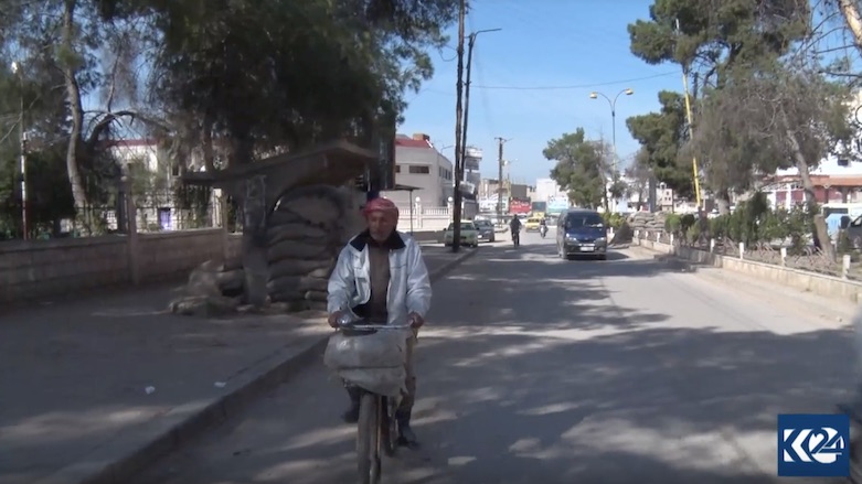 Omer Seyid Bekir regularly rides his bicycle to the market in Qamishli where he searches for work. (Photo: Kurdistan 24)