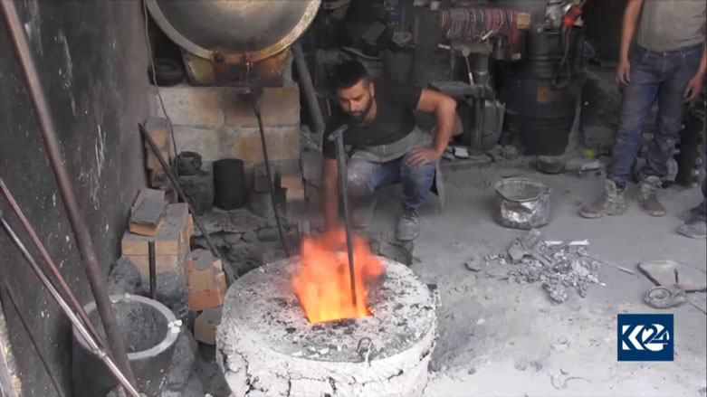 Ehmed Kobanî bi derfetên kêm parçeyên otombîlan dirust dike 