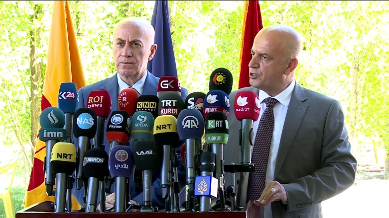 KDP Spokesperson Mahmoud Mohammed (L) and Gorran Movement Spokesperson Shorsh Haji (R), speak to the press in Sulaimani, shortly after a meeting between the two parties' top members, May. 05, 2019. (Photo: Kurdistan 24)