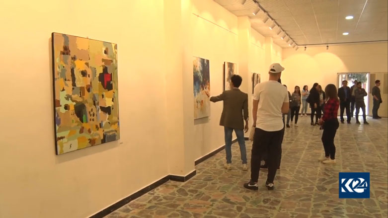 Li Qamişlo 6 xwendekaran tabloyên xwe di pêşangehekê de nîşan dan 