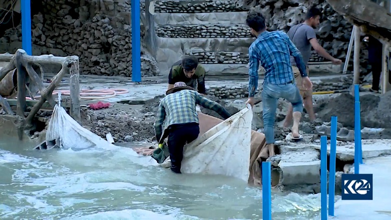Workers busy on cleaning up of downstream waters of Gali Ali Bag after spring heavy rains caused damage to the area. (Photo: Kurdistan 24)