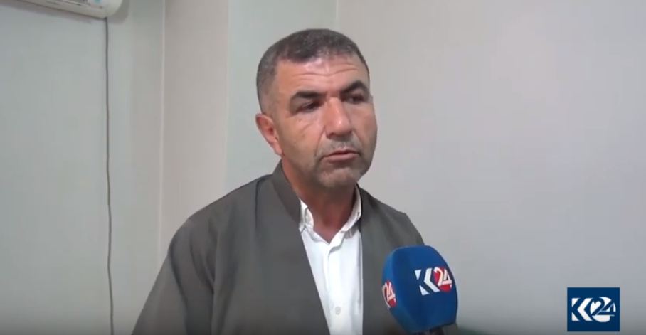 Nivîskareke Boti wêjeya devkê ya Kurdan tomar dike