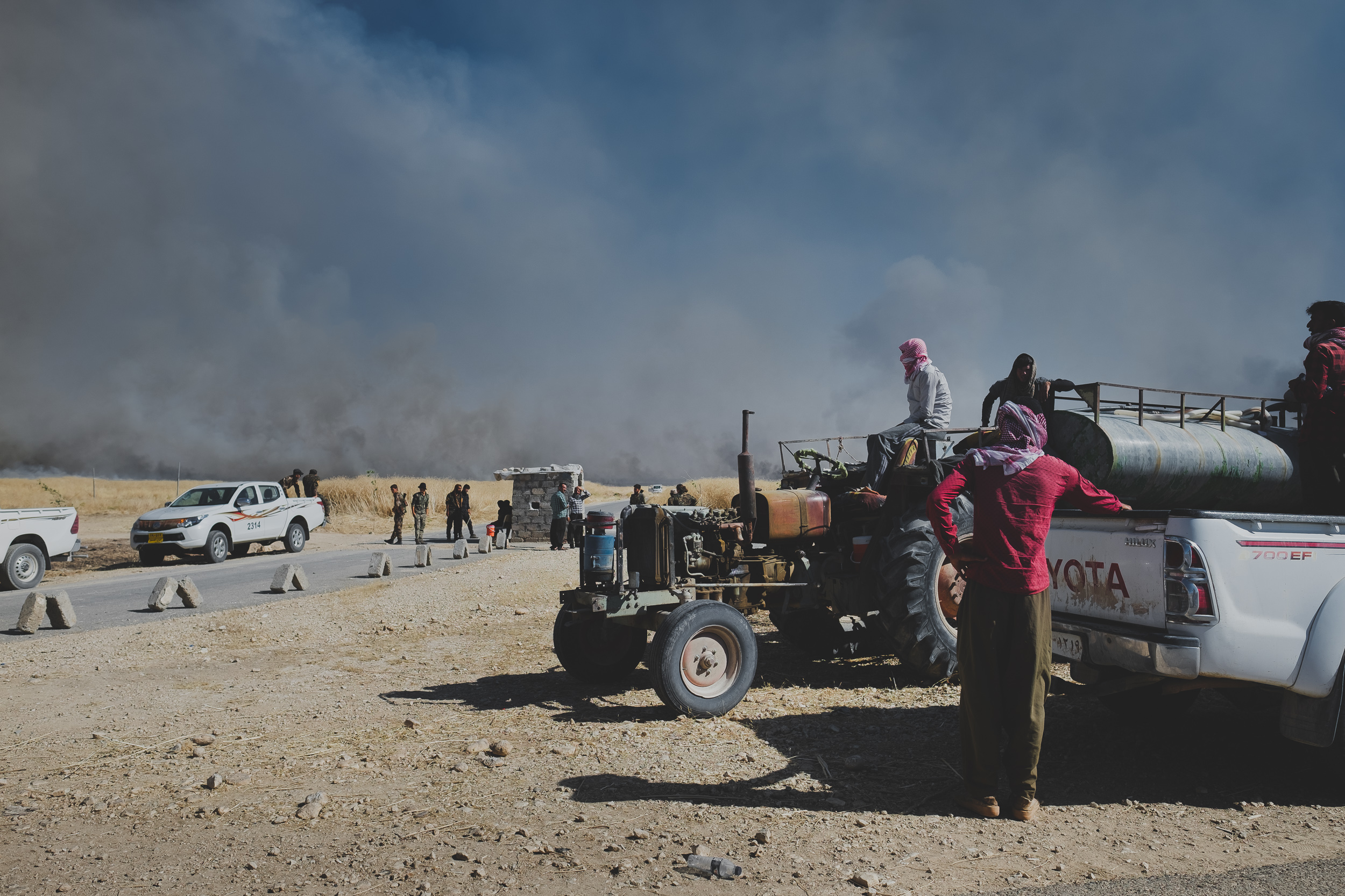Volunteers arrived with water tanks pulled by tractors. No Iraqi government assistance was in sight at this checkpoint to Tal Ezeer, which was staffed by YBS (Ezidi security forces). (Photo: Kurdistan 24/Levi Clancy)