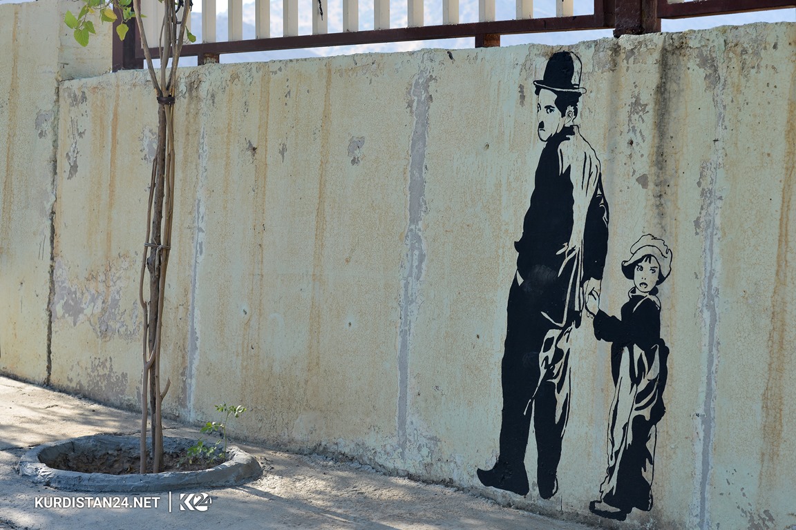 دوو برا خۆبه‌خشانه‌ دیواره‌كانی ده‌ربه‌ندیخان ده‌نه‌خشێنن 
