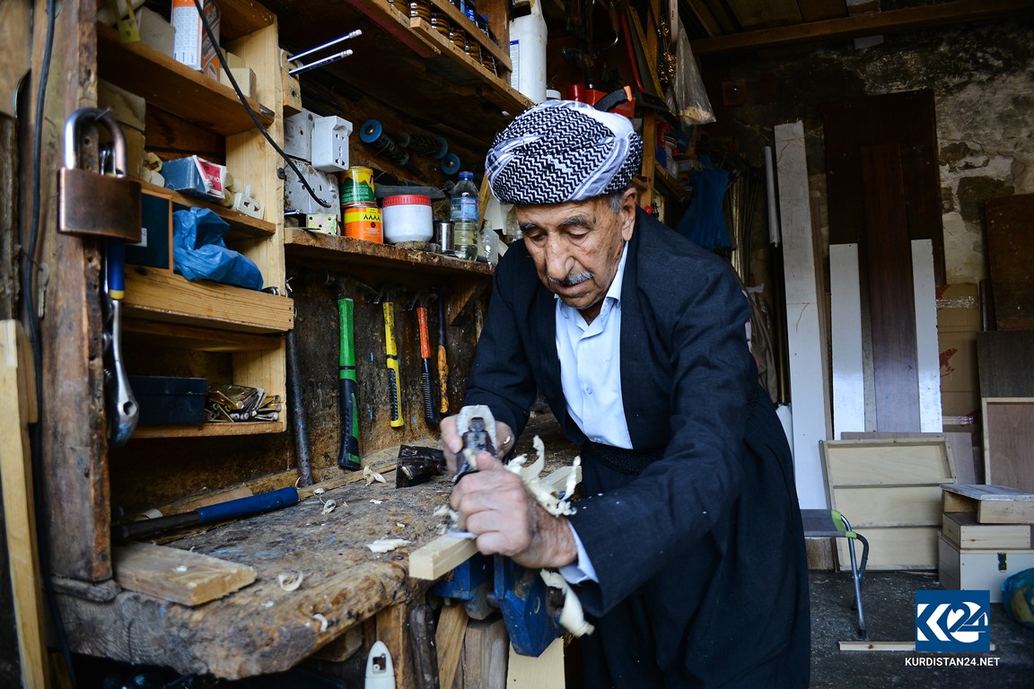 فۆتۆستۆری.. كۆنترین دارتاشی ده‌ربه‌ندیخانه‌ كه‌ تا ئێستاش له‌ پیشه‌كه‌ی به‌رده‌وامه‌