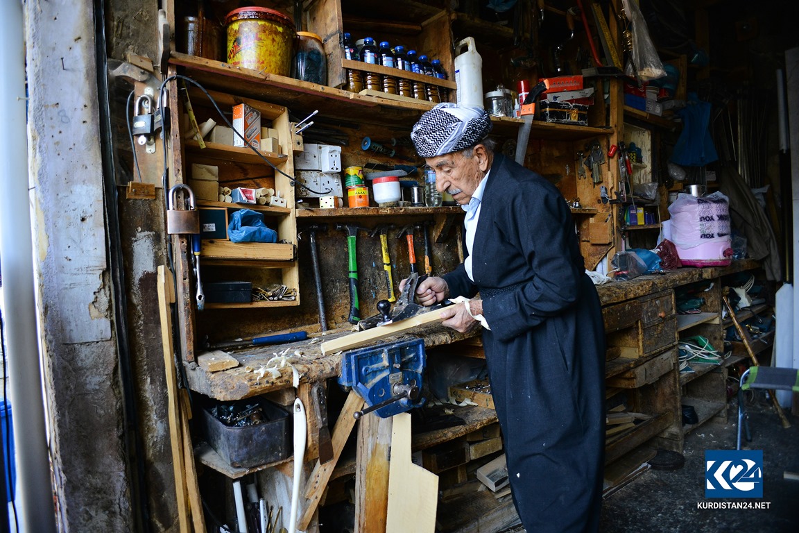 فۆتۆستۆری.. كۆنترین دارتاشی ده‌ربه‌ندیخانه‌ كه‌ تا ئێستاش له‌ پیشه‌كه‌ی به‌رده‌وامه‌