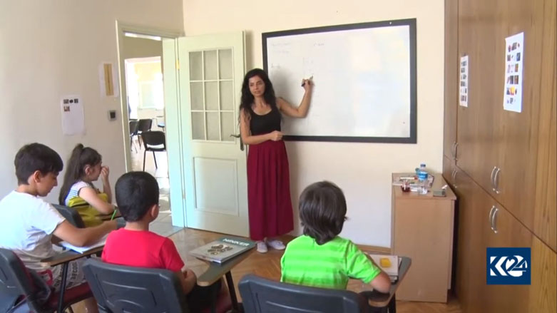 Li Stenbolê zarok bi kelecan fêrî zimanê Kurdî dibin