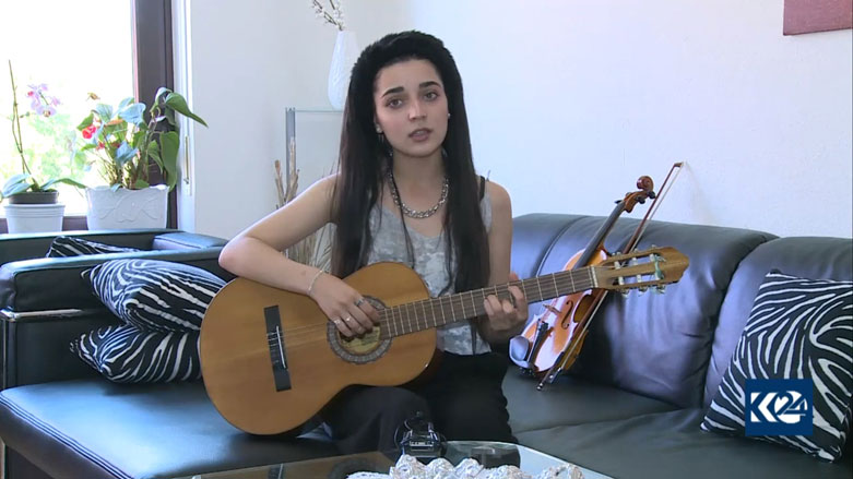 Keçeke Kurd bi stranan li tora civakî bi navûdeng bûye