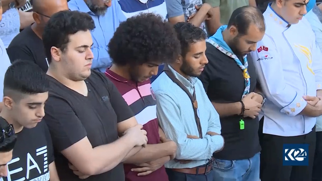 له‌ مزگه‌وتی سوڵتان ئه‌حمه‌د گه‌شتیاران و ره‌چه‌ڵه‌ك و ره‌نگه‌ جیاوازه‌كان به‌یه‌كه‌وه‌ نوێژی جه‌ژنیان كرد