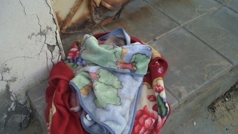 منداڵێک لە بەردەم مزگەوتێکی کەلار فڕێ دەدرێت