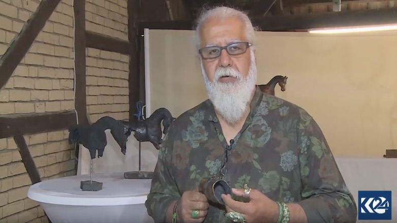 Niyaz Beyati speaks to Kurdistan 24 about his artwork. (Photo: Kurdistan 24) 