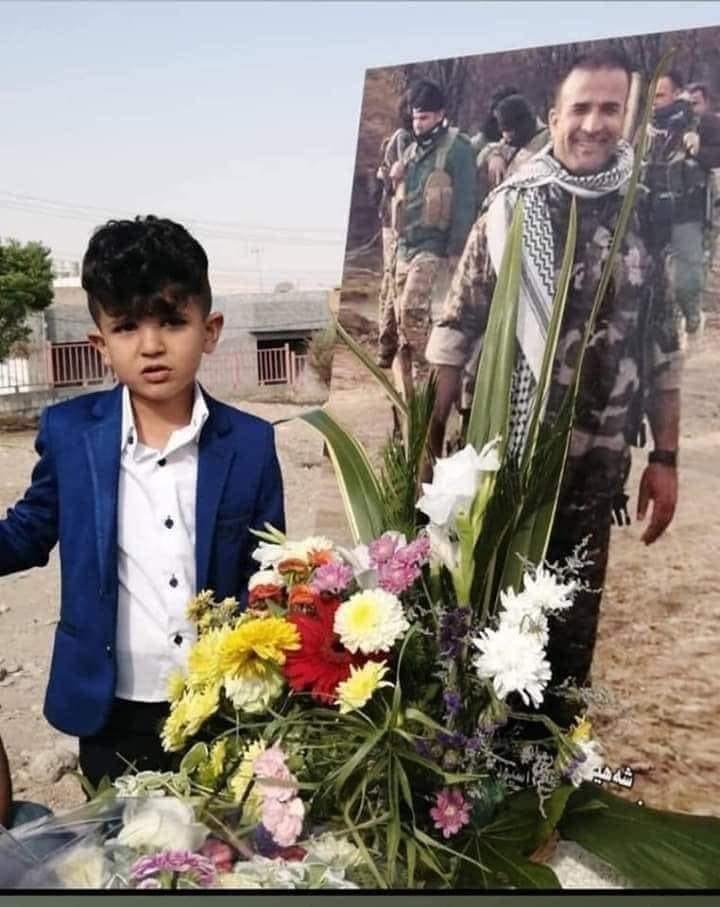 الطفل بريار عند قبر والده (صورة/ وسائل التواصل الاجتماعي)