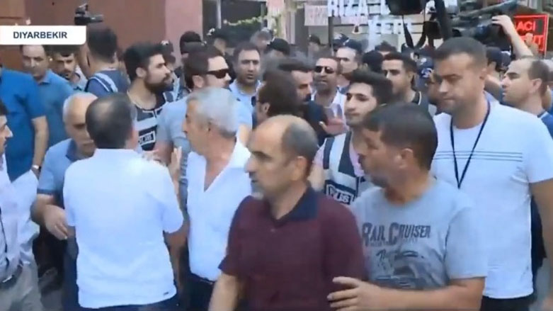 Li Diyarbekirê di navbera alîgirên HDPê û polîsan de alozî derket