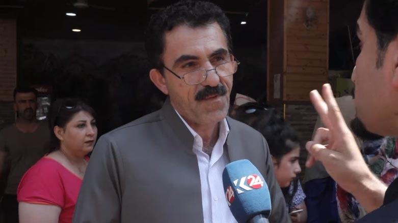 ده‌سته‌ی گه‌شتوگوزار به‌ دوای هاووڵاتییه‌كدا ده‌گه‌ڕێت كه‌ گله‌یی له‌ نرخی شوێنه‌ گه‌شتیارییه‌كان هه‌بوو
