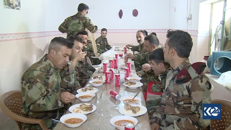 Peshmerga soldiers at the Khazir front line enjoy a meal together on Eid al-Adha. (Photo: Kurdistan 24)