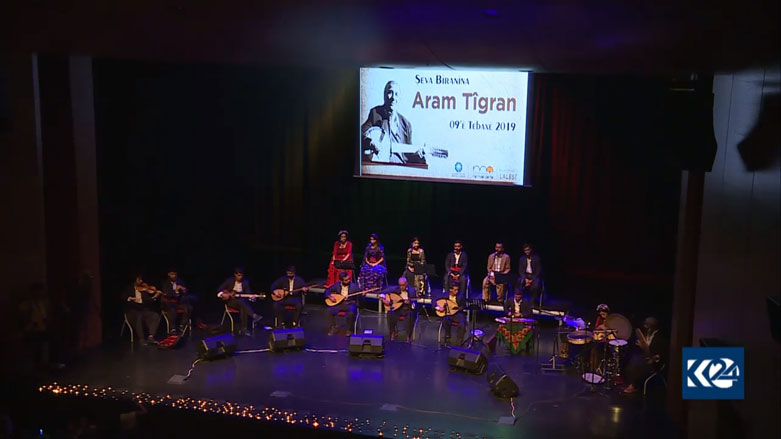 Hunermend Aram Dîkran li Diyarbekirê bi stranên xwe hat bibîranîn