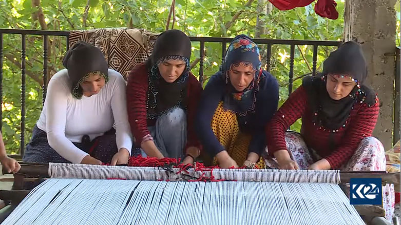 Li Semsûrê hîn jî bi keda destan xalîçe tên çêkirin 